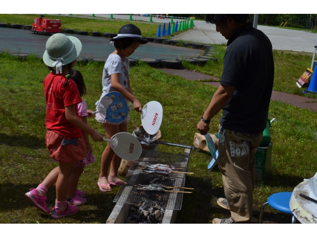 係のお兄さんと一緒に、炭火で塩焼きにして食べます！！