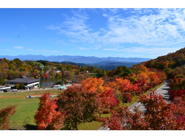 ゲレンデ中腹辺りからの高原　遠くの山並みもキレイ(*^▽^*)