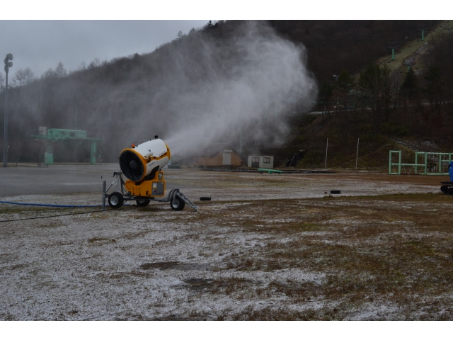 雪作ってます