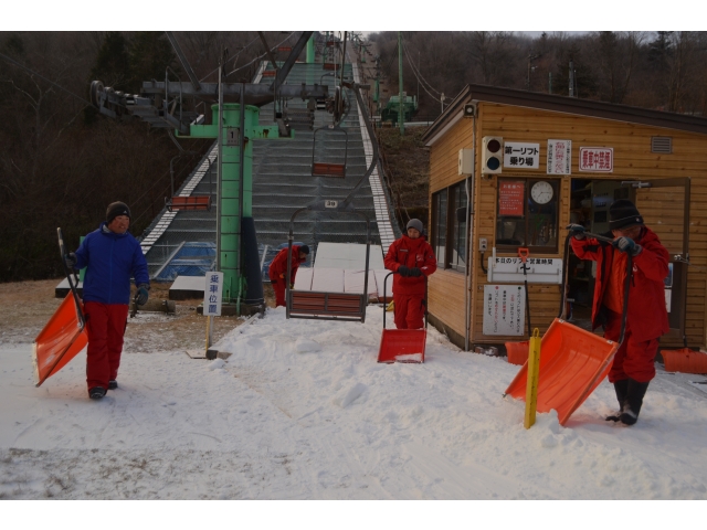 リフト乗り場の雪つけ