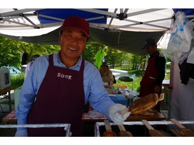 五平餅や川魚の塩焼きなどを販売